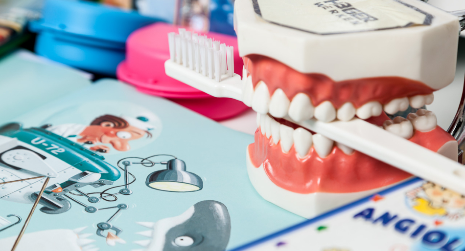 Prima visita dal dentista di un bambino