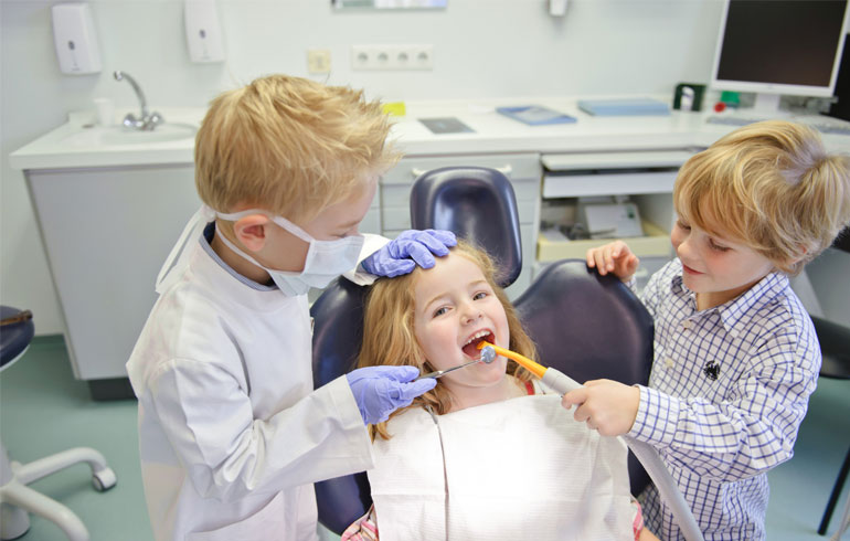 Prima visita dal dentista di un bambino